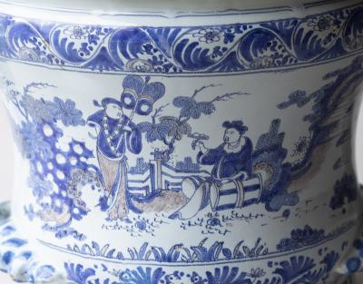 LARGE NEVERS TWO HANDLED CHINOISERIE CACHE POT