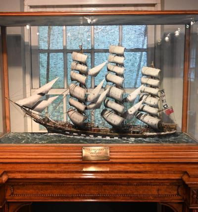 LARGE OAK AND GLAZED CASED MODEL OF THE TEA CLIPPER GLENGARRY IN FULL SAIL