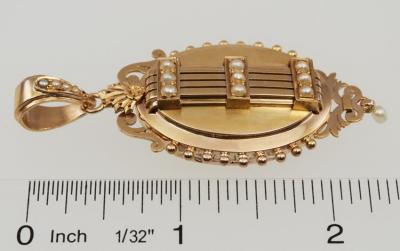 LARGE VICTORIAN GOLD LOCKET