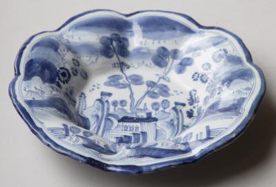 LATE 17TH CENTURY SMALL DELFT CIRCULAR LOBED FRUIT DISH WITH FLUTED EDGES
