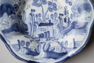 LATE 17TH CENTURY SMALL DELFT CIRCULAR LOBED FRUIT DISH WITH FLUTED EDGES