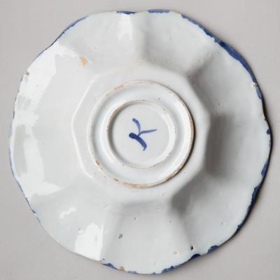 LATE 17TH CENTURY SMALL DELFT CIRCULAR LOBED FRUIT DISH WITH FLUTED EDGES