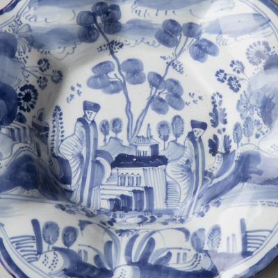 LATE 17TH CENTURY SMALL DELFT CIRCULAR LOBED FRUIT DISH WITH FLUTED EDGES