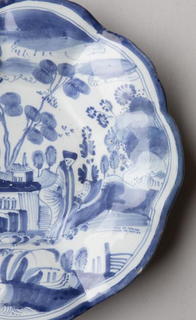LATE 17TH CENTURY SMALL DELFT CIRCULAR LOBED FRUIT DISH WITH FLUTED EDGES