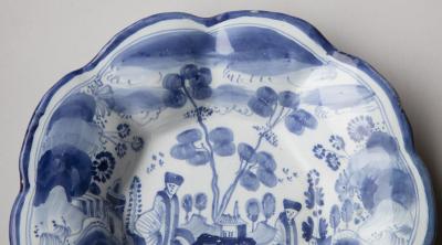 LATE 17TH CENTURY SMALL DELFT CIRCULAR LOBED FRUIT DISH WITH FLUTED EDGES