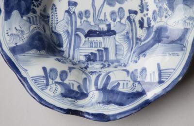 LATE 17TH CENTURY SMALL DELFT CIRCULAR LOBED FRUIT DISH WITH FLUTED EDGES