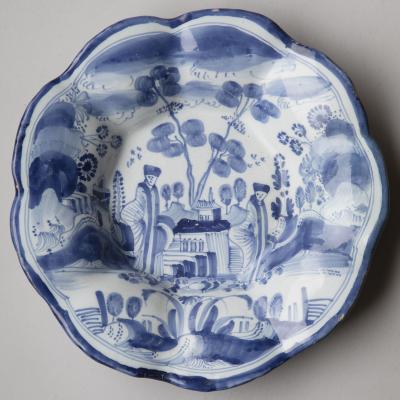 LATE 17TH CENTURY SMALL DELFT CIRCULAR LOBED FRUIT DISH WITH FLUTED EDGES