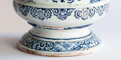 LATE 17TH CENTURY TWO HANDLED FAIENCE VASE 