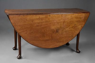Large 18thc solid walnut drop leaf dining table of fine faded patina