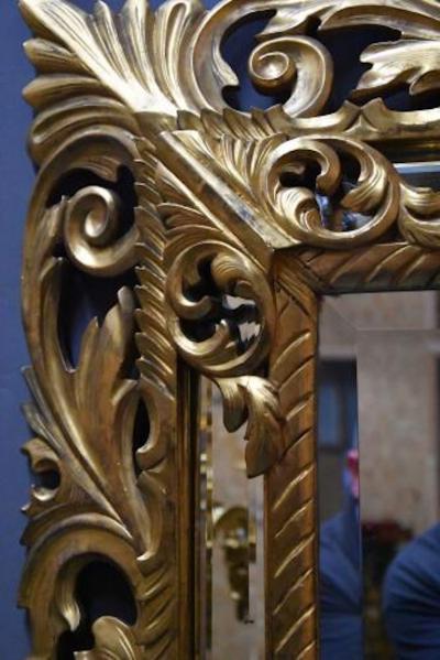 Large 19thc Italian giltwood cushion mirror