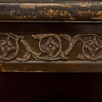 Large circular centre table adorned with gilt bronze and marquetry