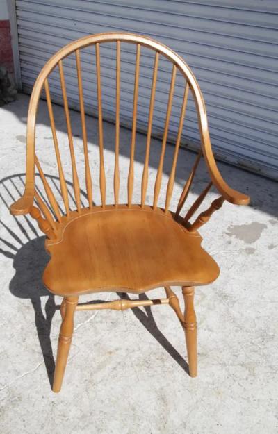 Late 20th Century Amish Oak Continuous Windsor Armchair
