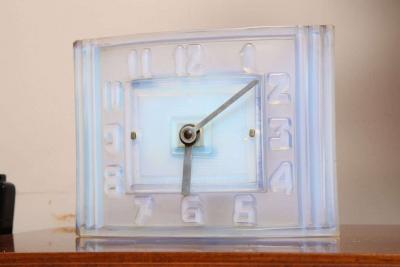 Le on Hatot Le on Hatot ATO Opalescent Glass Mantle Clock
