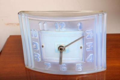 Le on Hatot Le on Hatot ATO Opalescent Glass Mantle Clock