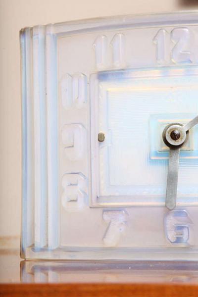 Le on Hatot Le on Hatot ATO Opalescent Glass Mantle Clock