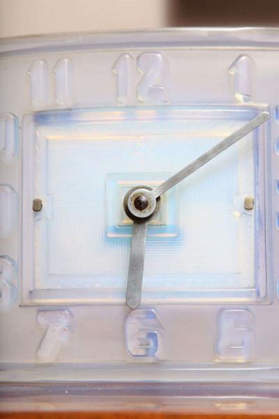 Le on Hatot Le on Hatot ATO Opalescent Glass Mantle Clock