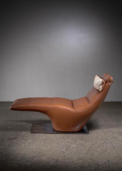 Leather chaise longue