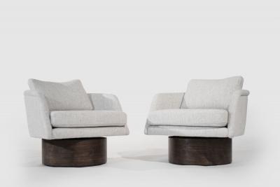 Leon Rosen Set of Swivel Lounges on Walnut Supports by Leon Rosen C 1970s