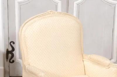 Louis XV Style French Cream Painted Wood Carved Berg res Chairs a Pair