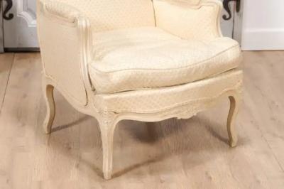 Louis XV Style French Cream Painted Wood Carved Berg res Chairs a Pair