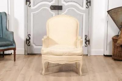 Louis XV Style French Cream Painted Wood Carved Berg res Chairs a Pair