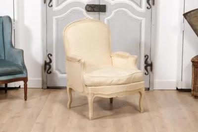 Louis XV Style French Cream Painted Wood Carved Berg res Chairs a Pair