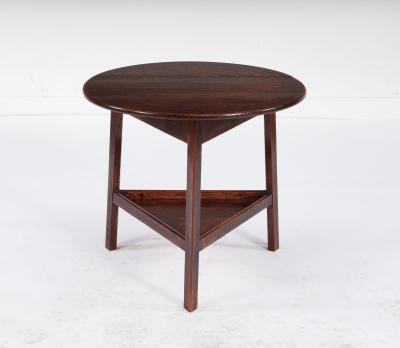 Low Cricket Table with Undershelf
