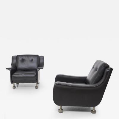 Luigi Caccia Dominioni Pair of black leather armchairs Attr to Luigi Caccia Dominioni