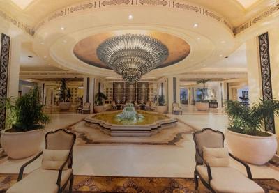 Luxurious Contemporary Italian Murano Glass Triedi Ceiling Light