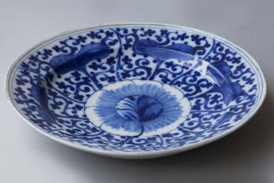 MID 18TH CENTURY CIRCULAR DELFT BOWL OR CURVED CHARGER