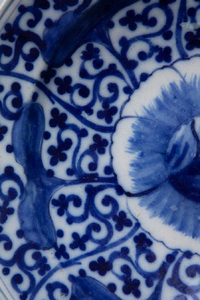 MID 18TH CENTURY CIRCULAR DELFT BOWL OR CURVED CHARGER
