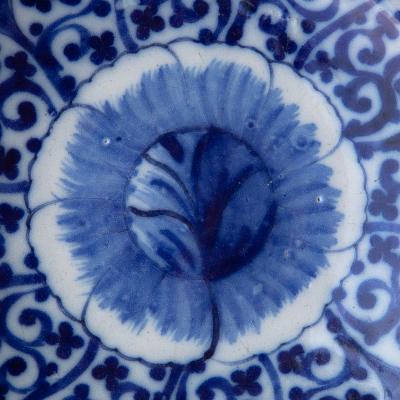 MID 18TH CENTURY CIRCULAR DELFT BOWL OR CURVED CHARGER