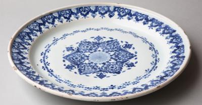 MID 18TH CENTURY CIRCULAR FAIENCE CHARGER