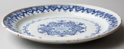 MID 18TH CENTURY CIRCULAR FAIENCE CHARGER