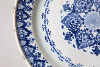 MID 18TH CENTURY CIRCULAR FAIENCE CHARGER