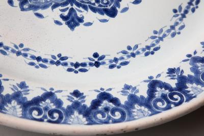MID 18TH CENTURY CIRCULAR FAIENCE CHARGER