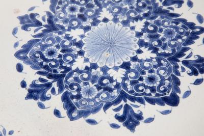 MID 18TH CENTURY CIRCULAR FAIENCE CHARGER