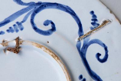 MID 18TH CENTURY CIRCULAR FAIENCE PLATE OR SMALL CHARGER