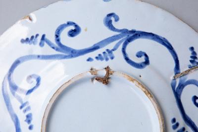 MID 18TH CENTURY CIRCULAR FAIENCE PLATE OR SMALL CHARGER