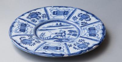 MID 18TH CENTURY CIRCULAR FAIENCE PLATE OR SMALL CHARGER