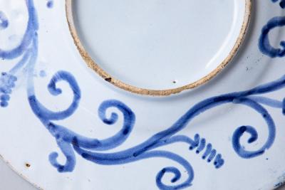 MID 18TH CENTURY CIRCULAR FAIENCE PLATE OR SMALL CHARGER