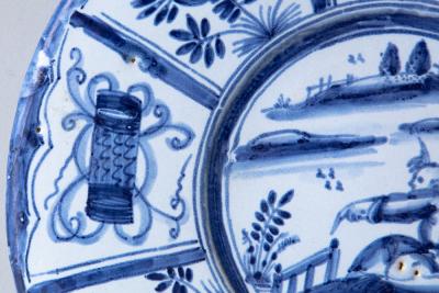 MID 18TH CENTURY CIRCULAR FAIENCE PLATE OR SMALL CHARGER