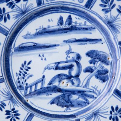 MID 18TH CENTURY CIRCULAR FAIENCE PLATE OR SMALL CHARGER