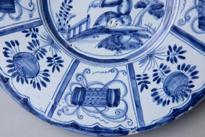 MID 18TH CENTURY CIRCULAR FAIENCE PLATE OR SMALL CHARGER