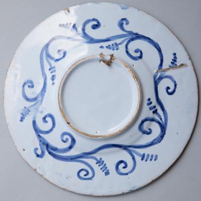 MID 18TH CENTURY CIRCULAR FAIENCE PLATE OR SMALL CHARGER