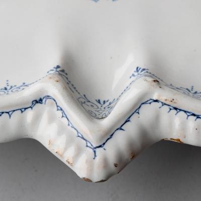 MID 18TH CENTURY STAR SHAPED CHARGER MOUSTIERS