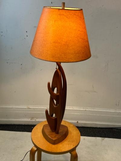 MID CENTURY ABSTRACT SCULPTURAL WOOD LAMP