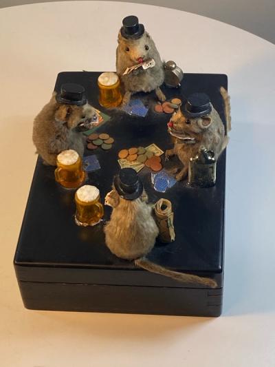 MID CENTURY ADORABLE BOX WITH DIORAMA OF GENTLEMEN MICE PLAYING CARDS ON TOP