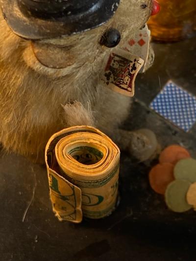 MID CENTURY ADORABLE BOX WITH DIORAMA OF GENTLEMEN MICE PLAYING CARDS ON TOP