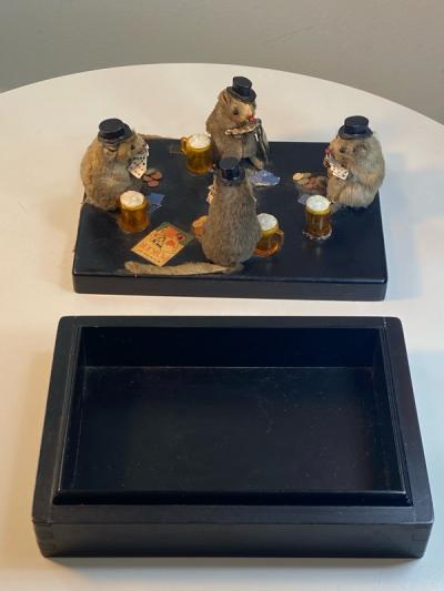 MID CENTURY ADORABLE BOX WITH DIORAMA OF GENTLEMEN MICE PLAYING CARDS ON TOP